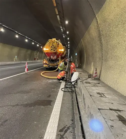 类乌齐隧道排水渠清淤